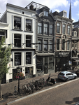 853475 Gezicht op de voorgevels van de winkelpanden Oudkerkhof 18 (links)- 22 te Utrecht, vanuit een raam op de eerste ...